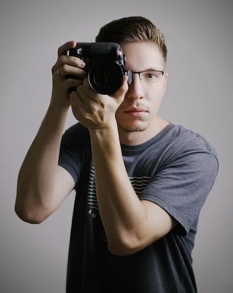 Vinícius fotografando com uma câmera profissional